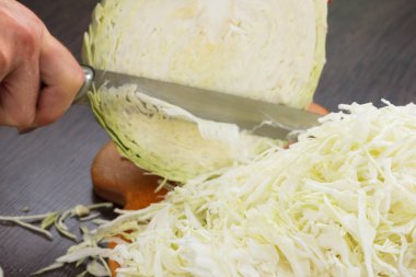 Bir tahta üzerinde kesme lahana