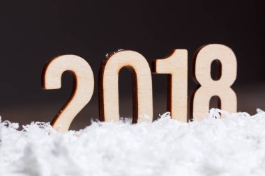 Siyah arka plan üzerine ahşap yapılan yılbaşı yeni yıl 2018.