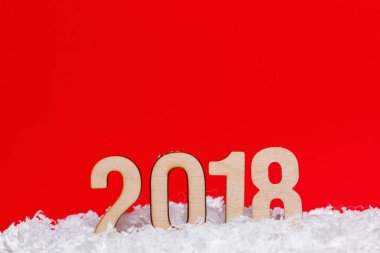 Kırmızı zemin üzerine ahşap yapılan yılbaşı yeni yıl 2018.