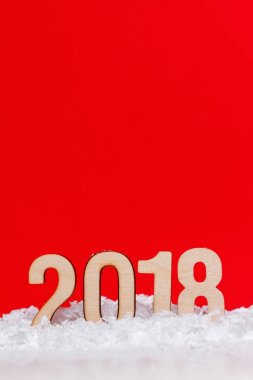 Kırmızı zemin üzerine ahşap yapılan yılbaşı yeni yıl 2018.