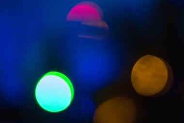 Bokeh arka planı aydınlatıyor. Soyut çok renkli ışık. Noel konsepti.