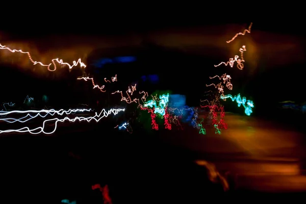 Sfondo astratto sfocato segni colorati da auto veloci in movimento notte — Foto Stock