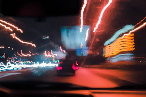 Abstracte achtergrond wazig gekleurde markeringen van snel bewegende auto's nacht — Stockfoto