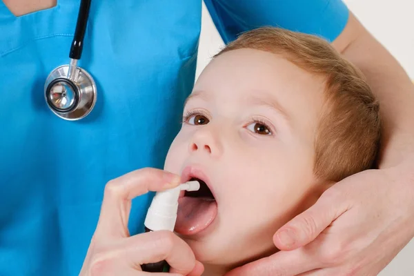 Andningsorganen sjuka, ledsna barn med inhalator — Stockfoto