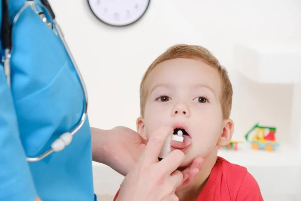 Andningsorganen sjuka, ledsna barn med inhalator — Stockfoto