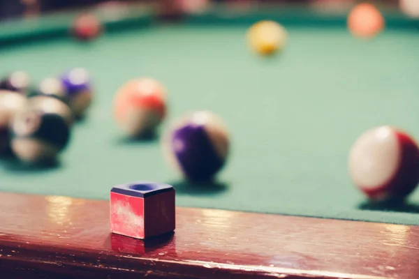 Balle et craie sur la table de billard . — Photo