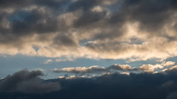 Bakgrund med dramatiska thunderclouds på blå himmel — Stockfoto