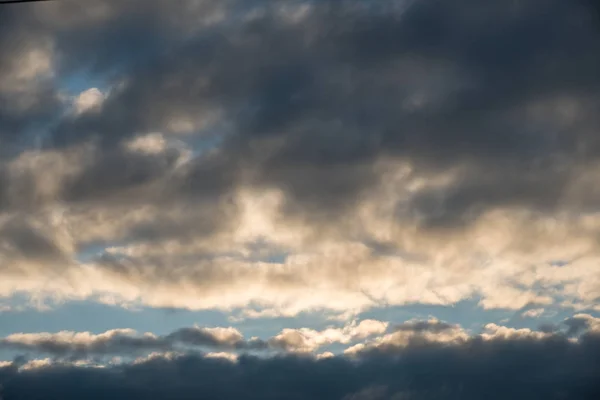 Fundo com nuvens de trovão dramáticas no céu azul — Fotografia de Stock