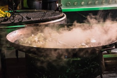 Patates ile büyük sıcak tava sokak lokanta