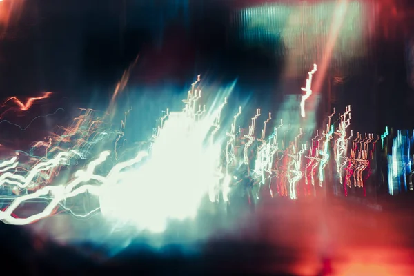 Hızlı hareketli araba gece renkli işaretleri arka plan bulanık — Stok fotoğraf