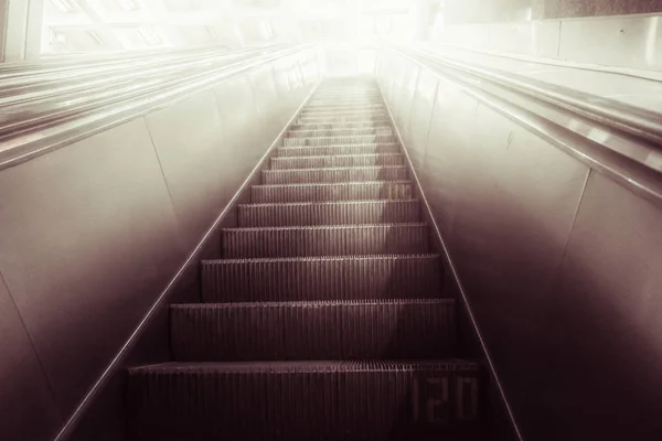 Konzept des Unternehmenserfolgs, das den Karriereweg nach oben beschreitet. U-Bahn-Rolltreppe in U-Bahn — Stockfoto