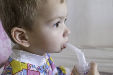 Çocuk tedavi inhalasyon bir Nebulizatör kullanarak