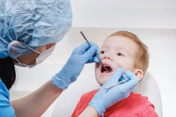 악기 카 리에 스, 치아 손상, 질병의 거울을 사용 하 여 자식 환자 치아의 치과 진료. — 스톡 사진