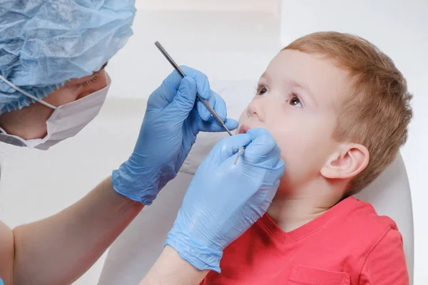 Врачебное обследование зубов ребенка с помощью зеркала прибора Кариес, повреждение зубов, болезнь . — стоковое фото