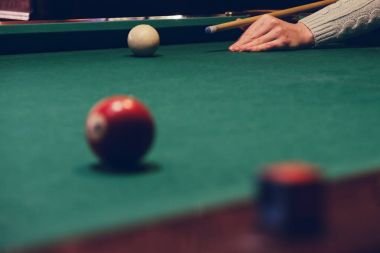 Bilardo stick isteka topu atış hazır tutan el