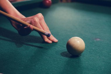Bilardo stick isteka topu atış hazır tutan el