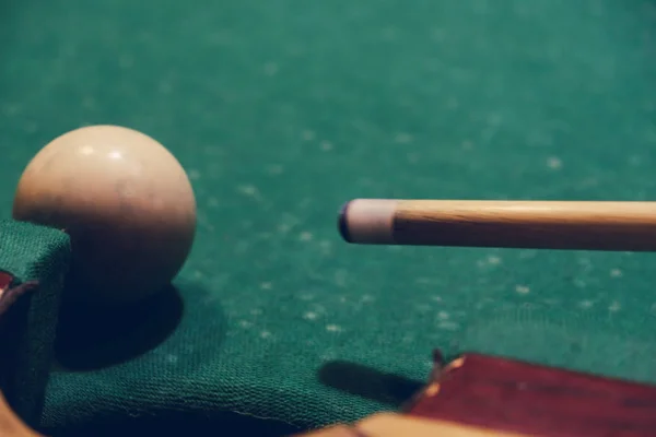 Στέκα μπιλιάρδου stick έτοιμοι να πυροβόλησε την μπάλα, κοντινό πλάνο — Φωτογραφία Αρχείου