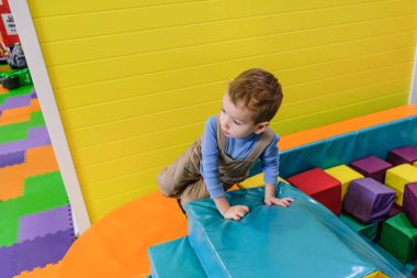 Çocuklar eğlence parkı içinde eğlenceli ve kapalı olan çocuk Merkezi oynamak. Çocuk Bahçesi renkli oyuncaklar ile oynama.