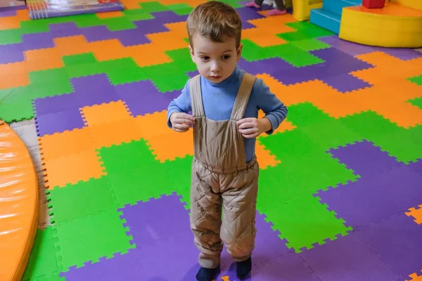 Jongen met pret in het pretpark voor kinderen en indoor spelen center. Kind spelen met kleurrijke speelgoed in Speeltuin. — Stockfoto