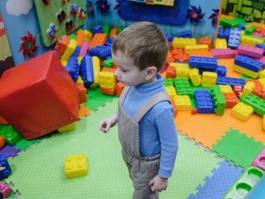 Çocuklar eğlence parkı içinde eğlenceli ve kapalı olan çocuk Merkezi oynamak. Çocuk Bahçesi renkli oyuncaklar ile oynama.