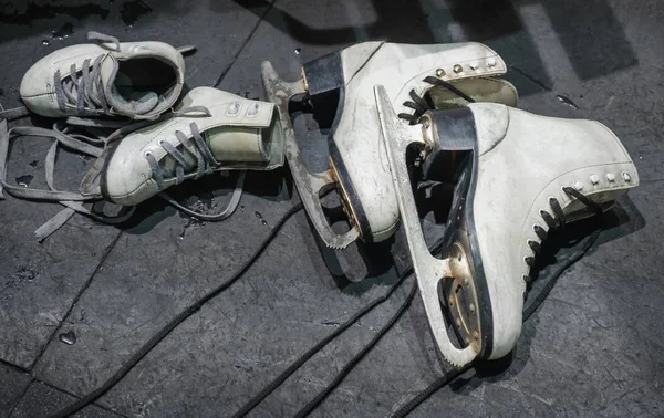 Pés rolando em patins na pista de gelo — Fotografia de Stock