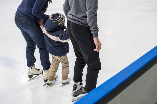Patinação no gelo da família no ringue. Actividades de Inverno — Fotografia de Stock