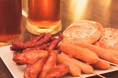 Bira ile Alman Milli yemekleri. Oktoberfest geleneksel gıda