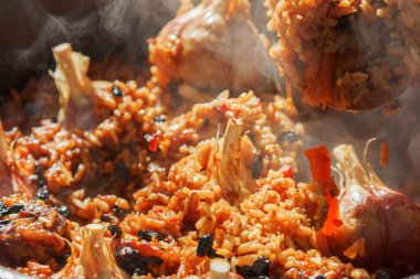 Pilav yanıyor hazırlanması. Şenlik ateşi, gıda ile turist Melon zam, açık pişirme.