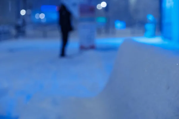 Обезвреженный банкомат на ночной улице большого города — стоковое фото