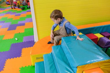 Çocuklar eğlence parkı içinde eğlenceli ve kapalı olan çocuk Merkezi oynamak. Çocuk Bahçesi renkli oyuncaklar ile oynama.