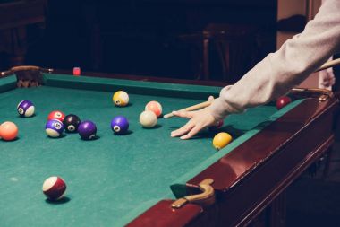 Bilardo stick isteka topu atış hazır tutan el