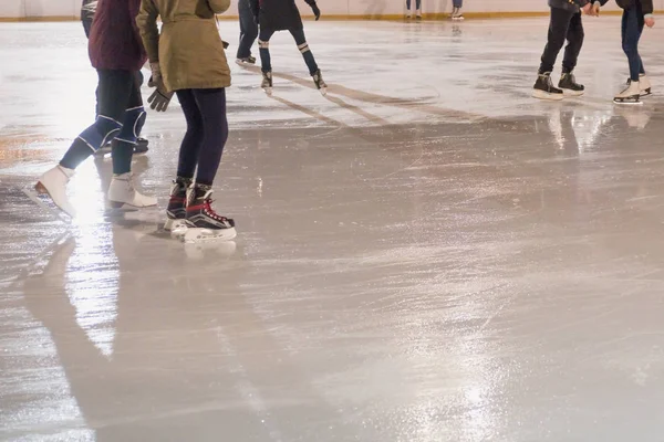 Mensen in park schaatsen op ijsbaan uit de winter-schaatsen — Stockfoto