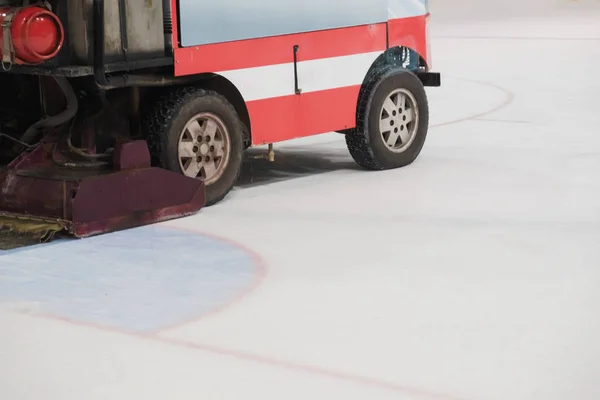 Livelli di superficie ghiaccio alla macchina della pista di hockey — Foto Stock