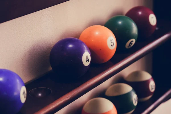 Piłki dla basen bilard na półce, kolorowe lub białe kulki na bilard na podłoże drewniane. — Zdjęcie stockowe