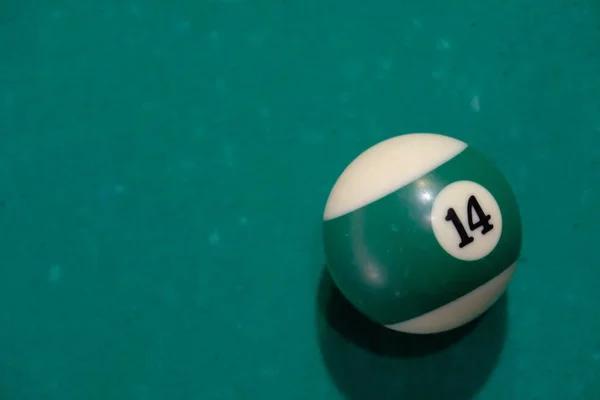 Цветной шар на зеленом бильярдном столе крупным планом . — стоковое фото