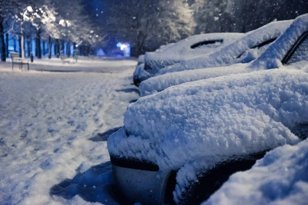 車の下の雪、冬の天気車。雪の道路上のトラフィックの通り雪麻痺によってブロックされている車. — ストック写真