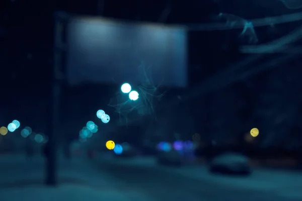 Horizontale leeg gloeiende billboard op de nacht stad straat. In de achtergrond weg met auto's. Mock up. — Stockfoto