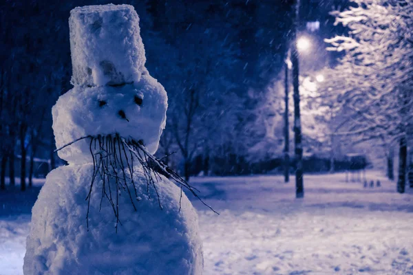 Angry, sad snowman for holiday of Halloween or Christmas, decorated with branches. Зимний фон . — стоковое фото