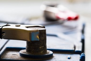 Eski kirli pil terminalleri. Elektrik akımı ile araba pil şarj.