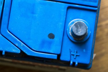 Eski pil terminalleri. Elektrik akımı ile araba pil şarj.