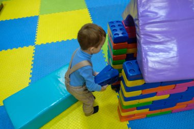 Oyuncak ev oyun odası evde veya anaokulu ile oynayan çocuk çocuk