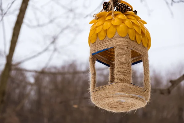 Alimentadores para aves en el parque de la ciudad — Foto de Stock