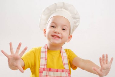 Çocuk el hamur yoğurma ayrıntıları. Neşeli aşçı çocuk boy bir kap içinde burrito hazırlar