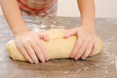 Mayasız hamur için un ve mutfak masasının üzerinde el ile ekmeği. Burrito yemek.