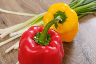 Tatlı ve baharatlı biber studio fotoğraf ahşap arka plan üzerinde.