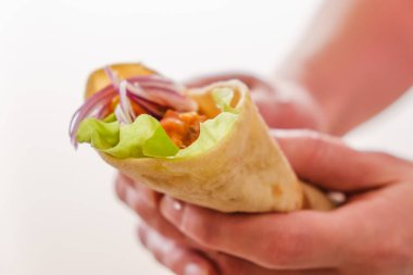 Meksikalı börek tavuk, biber ve fasulye ile elinde