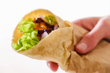 Meksikalı börek tavuk, biber ve fasulye ile elinde