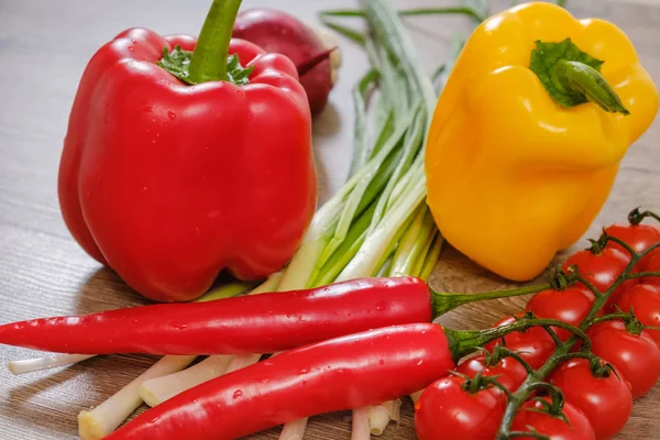 Ингредиенты овощи для буррито, помидоры и перец на деревянном фоне. Вид сверху — стоковое фото