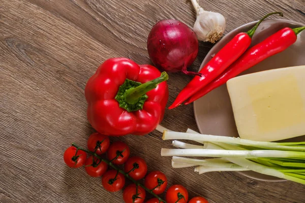 Ingredientes vegetales para Burritos, tomates y pimientos sobre fondo de madera. Vista superior —  Fotos de Stock
