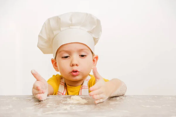Çocuk el hamur yoğurma ayrıntıları. Neşeli aşçı çocuk boy bir kap içinde burrito hazırlar — Stok fotoğraf